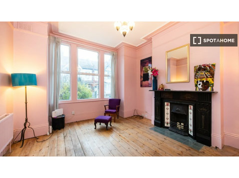 Brixton Hill, Londra'da 5 yatak odalı evde kiralık oda - Kiralık