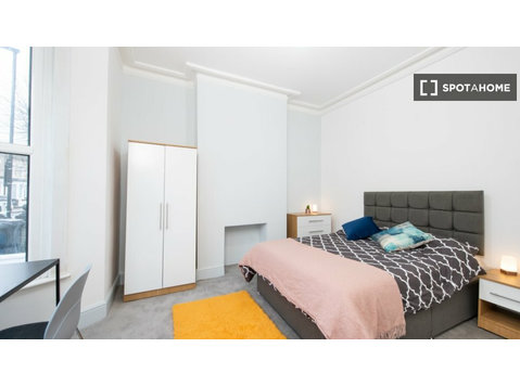 Room for rent in 5-bedroom house in Bruce Grove, London - For Rent