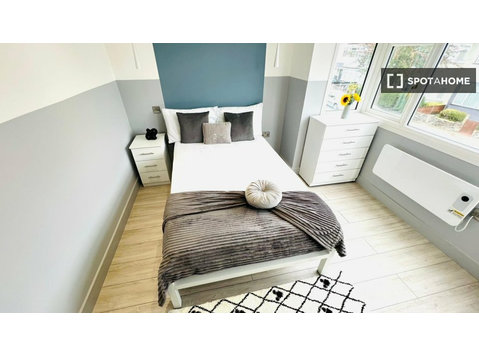 Room for rent in 5-bedroom house in Croydon, London - الإيجار