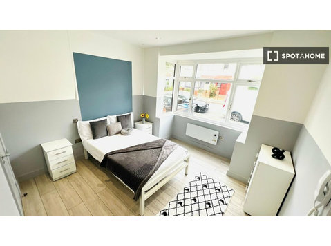 Zimmer zu vermieten in einem Haus mit 5 Schlafzimmern in… - Zu Vermieten