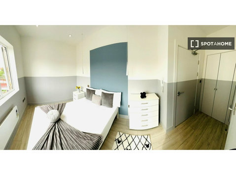 Room for rent in 5-bedroom house in Croydon, London - For Rent