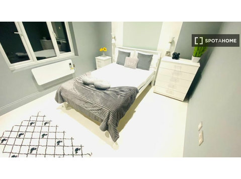 Zimmer zu vermieten in Haus mit 5 Schlafzimmern in… - Zu Vermieten