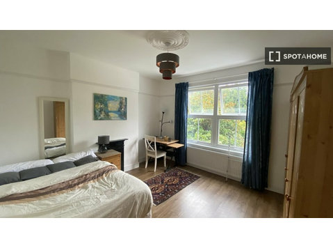 Room for rent in 5-bedroom house in Norwood, London - For Rent