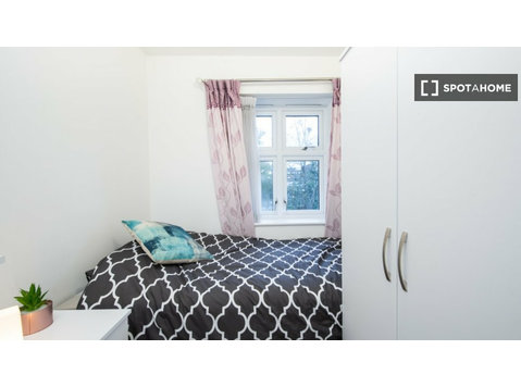 Londra, Roehampton'da 5 yatak odalı evde kiralık oda - Kiralık