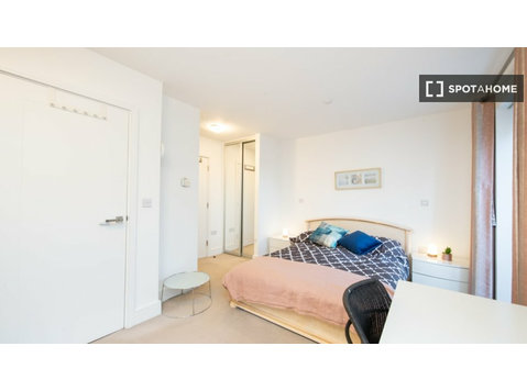 Room for rent in 5-bedroom house in Roehampton, London - Аренда