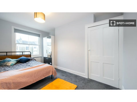 Room for rent in 6-bedroom apartment in Little Portugal - Na prenájom