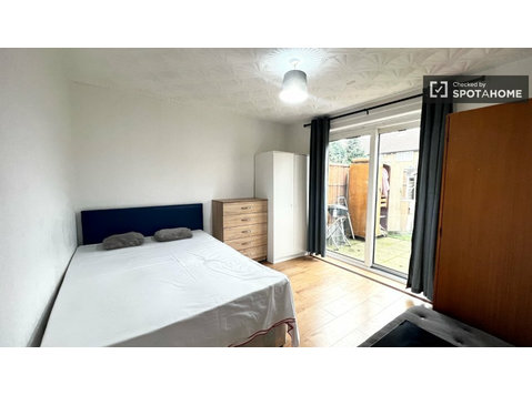 Stratford, Londra'da 6 yatak odalı dairede kiralık oda - Kiralık