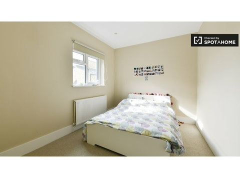 Fulham, Londra'da 6 yatak odalı dairede kiralık oda - Kiralık