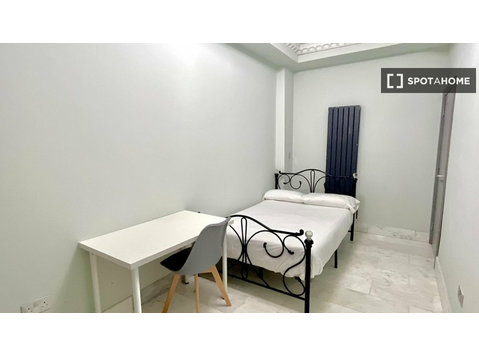 Room for rent in 6-bedroom house in Camden, London - For Rent