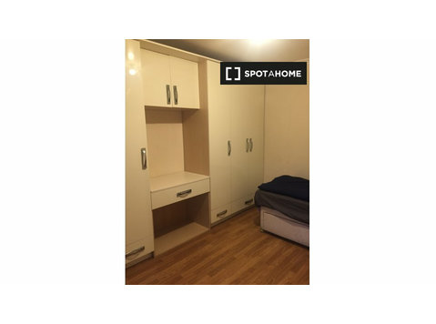 Room for rent in 6-bedroom house in Uxbridge, London - Ενοικίαση
