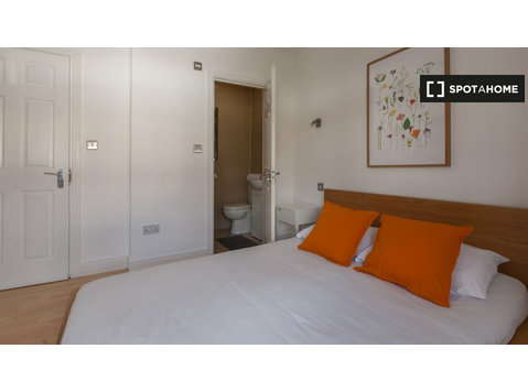 Zimmer zu vermieten in 6-Schlafzimmer in einem Haus in… - Zu Vermieten