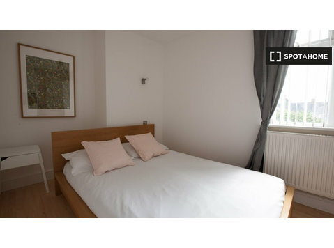 Londra, Tooting'de bir evde 6 yatak odalı kiralık oda - Kiralık