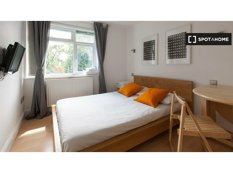 Zimmer zu vermieten in 6-Schlafzimmer in einem Haus in… - Zu Vermieten
