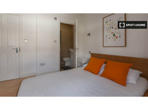 Chambre à louer dans une maison de 6 chambres à Tooting,… - À louer