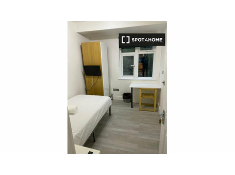 Quarto para alugar em 6 quartos em uma casa em Tooting,… - Aluguel