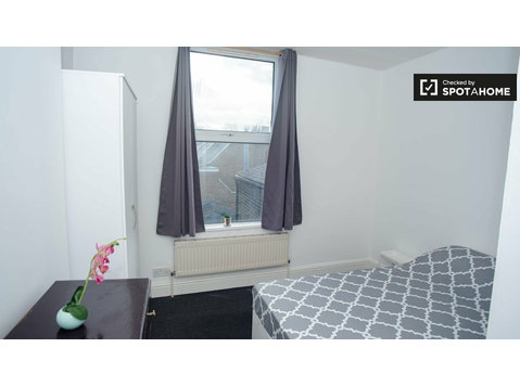 Room for rent in a 3 bedroom flatshare in Battersea - Til leje