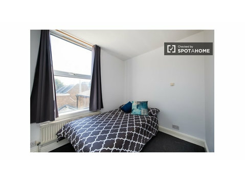 Room for rent in a 3 bedroom flatshare in Battersea - For Rent