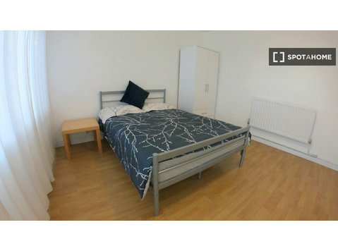 Room for rent in a  3 bedroom flatshare in Brixton, London - เพื่อให้เช่า