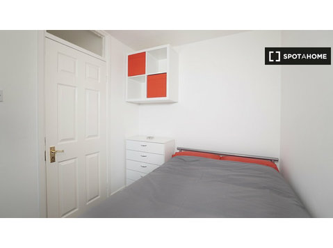 Room for rent in a 4-Bedroom Apartment in Docklands, London - Kiadó