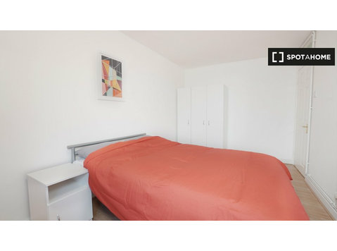 Se alquila habitación en un apartamento de 4 dormitorios en… - Alquiler