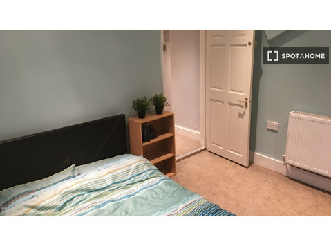 Norwood, Londra'da 4 yatak odalı dairede kiralık oda - Kiralık