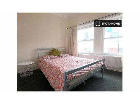 Pokój do wynajęcia w mieszkaniu z 4 sypialniami w Notting… - Do wynajęcia