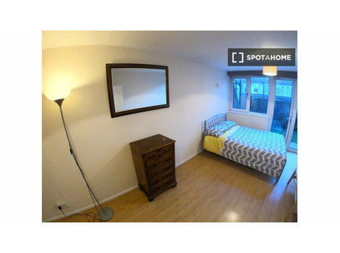 Room for rent in a 4 bedroom houseshare in Angel, London - 	
Uthyres