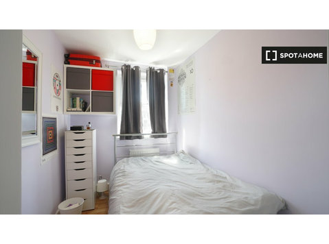 Hoxton, Londra'da 5 yatak odalı bir dairede kiralık oda - Kiralık