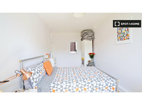 Zimmer zu vermieten in einem Apartment mit 5 Schlafzimmern… - Zu Vermieten