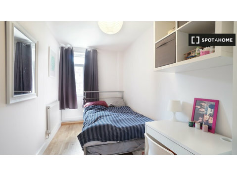 Hoxton, Londra'da 5 yatak odalı bir dairede kiralık oda - Kiralık