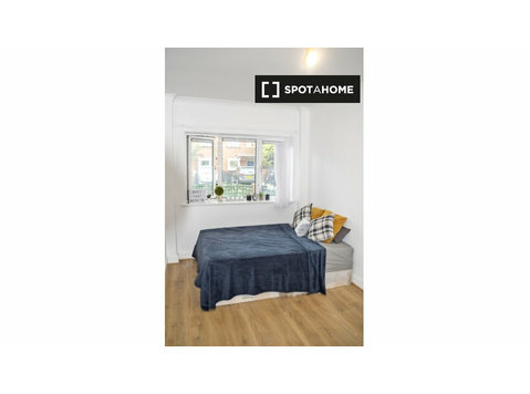 Se alquila habitación en piso compartido de 5 habitaciones… - Alquiler