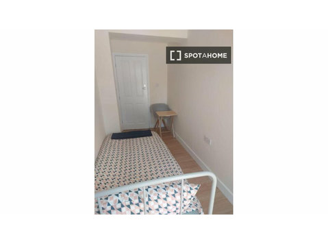 Room for rent in a house in Hayes, London - For Rent