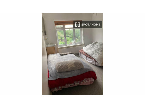 Chambre dans un appartement de 5 chambres à louer à Londres - À louer