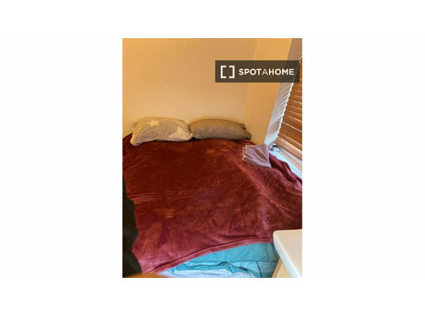 Chambre dans un appartement de 5 chambres à louer à Londres - À louer
