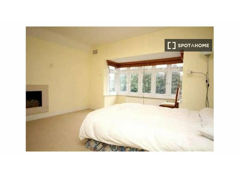 Habitación en apartamento de 5 habitaciones en alquiler en… - Alquiler