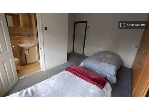 Habitación en apartamento de 5 habitaciones en alquiler en… - Alquiler