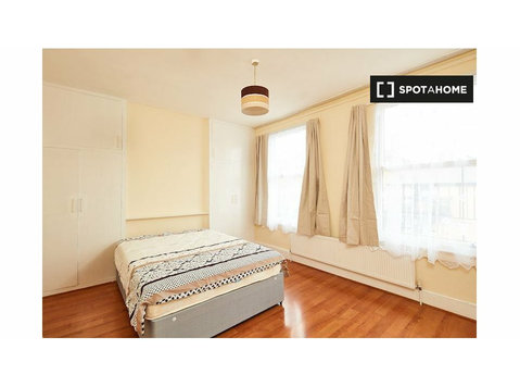Pokój w mieszkaniu z 5 sypialniami w Tottenham w Londynie - Do wynajęcia