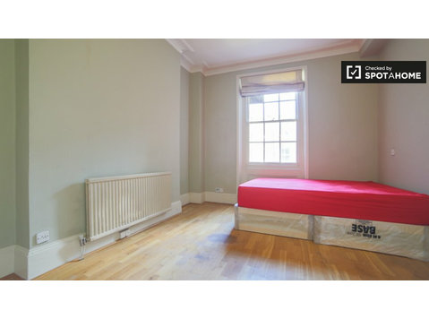 Pokój w pięciopokojowym mieszkaniu w City of Westminster,… - Do wynajęcia