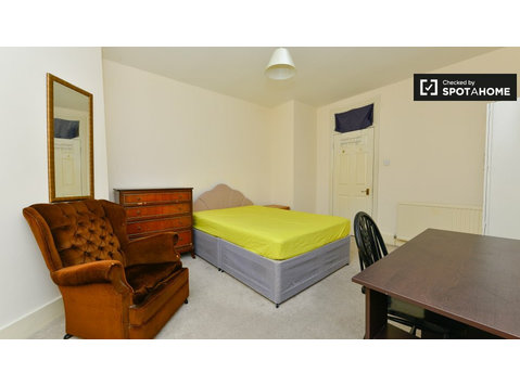 Camera in appartamento di 5 camere da letto a Hammersmith &… - In Affitto