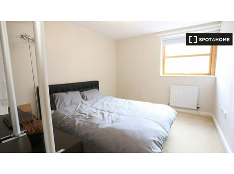 Room in a 2 bedroom flatshare in Bow,London - For Rent
