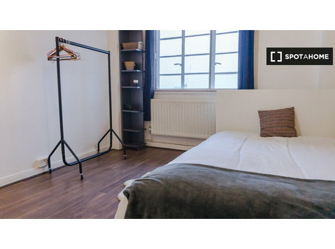 Bayswater, Londra'da 3 yataklı apartman dairesinde oda - Kiralık