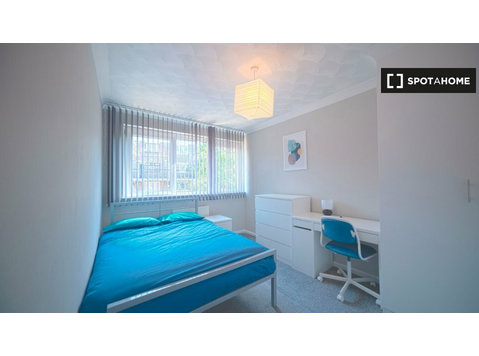 Camera in un appartamento con 4 camere da letto in affitto… - In Affitto