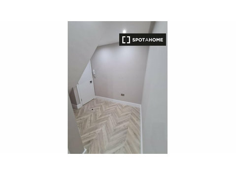 Camera in un appartamento con 6 camere da letto in affitto… - In Affitto