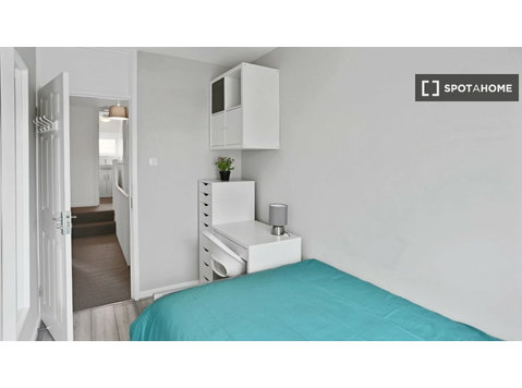 Room in a shared 4-bedroom flat for rent in Weavers, London - For Rent