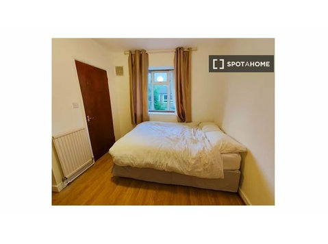 Room in shared 4-bedroom flat for rent in Docklands, London. - For Rent