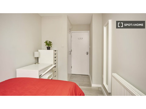 Camera in appartamento condiviso con 4 camere da letto a… - In Affitto