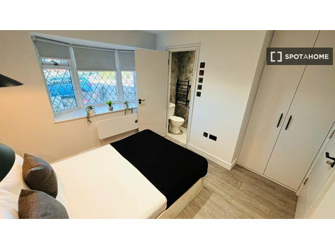 Room in shared apartment, Dormer's Wells, London - For Rent