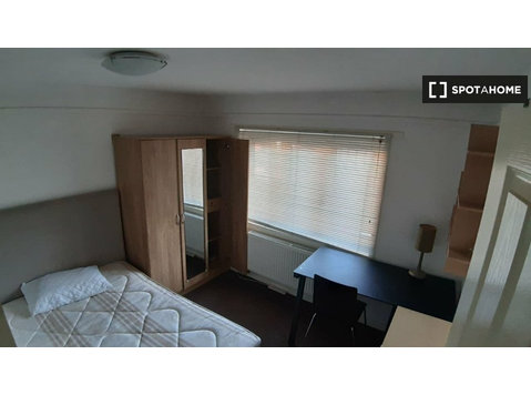 Room in shared apartment in London - Под Кирија