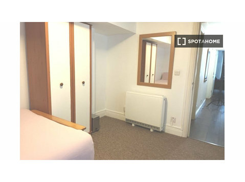 Room to rent in 2 bedroom apartment, Kensington - De inchiriat