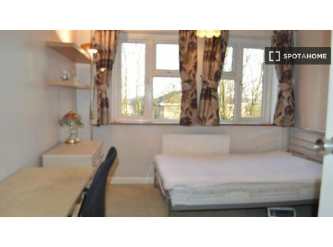Zimmer zu vermieten in 3-Zimmer-Wohnung, London - Zu Vermieten